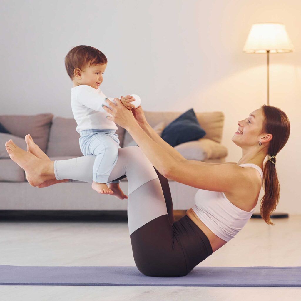 moeder-met-kind-yoga-postnatale-kine-oefeningen